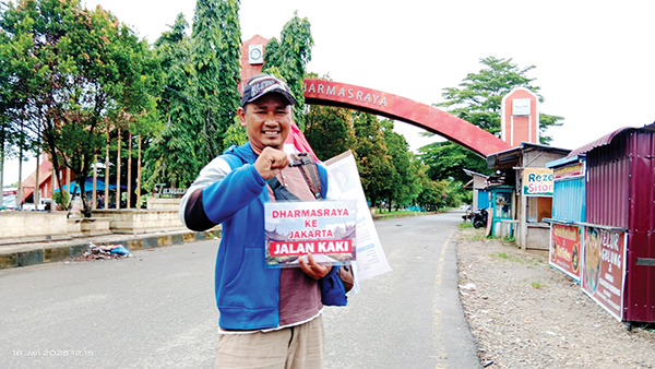 Berharap Dapatkan Perhatian Langsung Presiden Prabowo, Abdul Haris Lakukan Aksi Jalan Kaki Dari Dharmasraya Menuju Jakarta 1 MULAI PERJALANAN— Abdul Haris memulai perjalanan dari Dharmasraya menuju Istana, Sabtu (18/1).