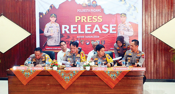 CATATAN AKHIR TAHUN— Kapolresta Padang Kombes Pol Ferry Harahap melakukan press release akhir tahun didamping sejumlah Pejabat Utama Polresta Padang, Selasa (31/12) di Mapolresta Padang.