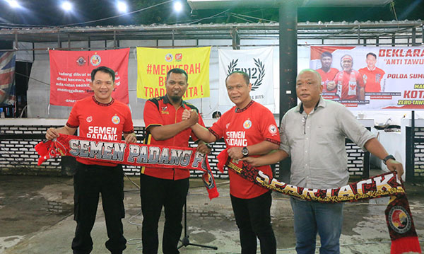 Polda Sumbar Gandeng Spartack Wujudkan Zero Tawuran dan Balap Liar, Irjen Pol Gatot: Kita Bertekad Masyarakat Tidur Nyenyak tanpa Kekhawatiran 1 DEKLARASI— Kapolda Sumbar Irjen Pol Gatot Tri Suryanta bersama suporter
Spartack mendeklarasikan Anti Tawuran dan Balap Liar.