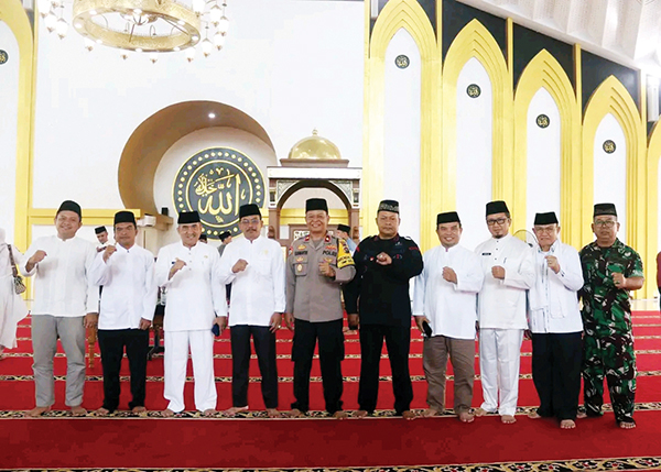 FOTO BERSAMA— Sekda Kabupaten Dharmasraya, Adlisman berfoto bersama Forkopimda saat selesai Tabligh Akbar.