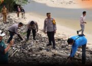 100 Batang Mangrove Ditanam di Pantai Mapaddegat, Tuapejat