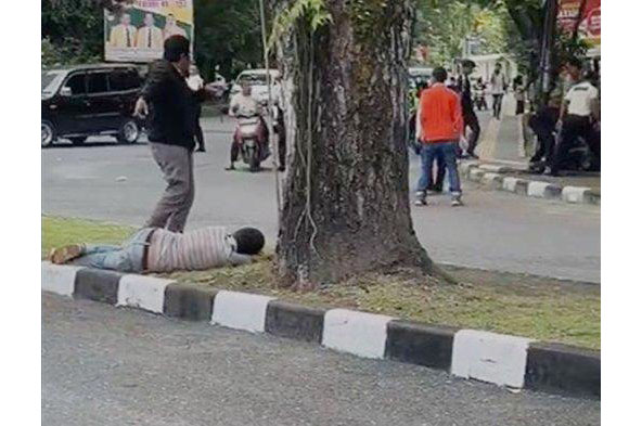 Duel Maut Agen Bus, Satu Tewas Bersimbah Darah, Kejar-kejaran di Kampus UNP hingga Ditusuk, Diduga Gegara Rebutan Calon Penumpang 1 DUEL MAUT— Agen bus AKDP Sarah tewas setelah terlibat duel maut dengan sesama agen di Kampus UNP. Sedangkan pelaku diamankan di Mapolsek Padang Utara.