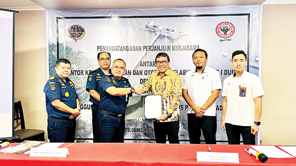PT Semen Padang dan KSOP Kelas I Dumai Jalin Kerjasama Terminal Khusus 1 TEKEN KERJA SAMA— Direktur Operasi PT Semen Padang Pri Gustari Akbar, dan Kepala KSOP Kelas I Dumai Capt. Diaz Saputra, melakukan penandatangan kerja sama terkait penggunaan perairan Terminal Khusus PT Semen Padang seluas 81.947 meter persegi di Kelurahan Bangsal Aceh, Kecamatan Sungai Sembilan, Kota Dumai, Senin (20/1).