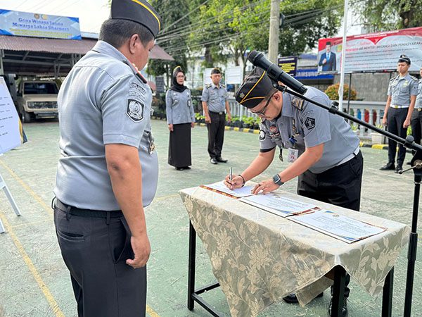 Menuju ZI 2025, Jajaran Rutan Teken MoU Komitmen Bersama Membangun Zona Integritas 1 KOMITMEN BERSAMA— Karutan Kelas IIB Batusangkar Elfiandi, menyaksikan penandatangan komitmen membangun Zona Intergitas (ZI) Menuju Wilayah Bebas Korupsi / Wilayah Birokrasi dan Bebas Melayani (WBK/WBBM) Tahun 2025, Kamis (23/1) pagi.
