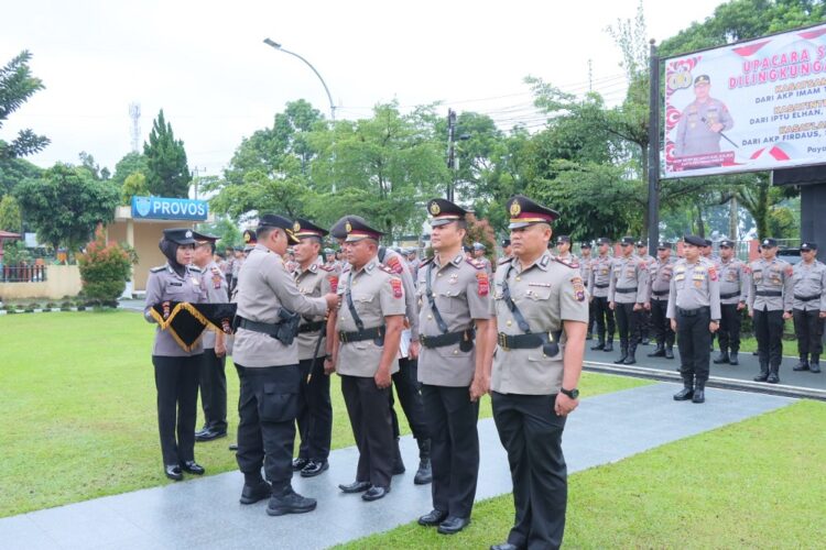 Tiga Kasat Polres Payakumbuh Berganti 1 sertijab— Kapolres Payakumbuh AKBP Ricky Ricardo, copot tanda jabatan masing-masing Kasat saat upacara serijab, Selasa (14/1).