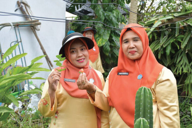 Hari Keempat Penilaian Lomba Ketua Kelompok Dasawisma, Masyarakat Antusias Sambut Tim Penilai 1 TIM PENILAI— Tim penilai TP PKK Kabupaten Agam melanjutkan kegiatan penilaian lomba Ketua Kelompok Dasawisma pada Selasa (14/1), di Dasawisma Simbaba di Jorong Surau Kamba, Nagari Ampeng Gadang, Kecamatan Ampek Angkek, dan Dasawisma Bougenvile V di Jorong Tigo Surau, Nagari Koto Baru, Kecamatan Baso.