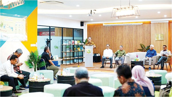 Unand Buka Penerimaan untuk 7.835 Mahasiswa Baru, Hadirkan Program Studi Baru, Statistika dan Data Sains serta Arkeologi 1 SESI BINCANG PAGI— Rektor Unand Efa Yonnedi, memberikan keterangan tentang penerimaan calon mahasiswa di tahun 2025, dengan kuota penerimaan sebanyak 7.835 perserta dalam dalam sesi bincang pagi di TGCL Unand, Jumat (24/1).