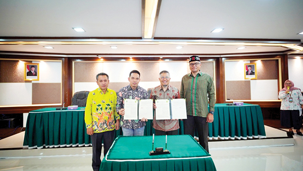 PERPANJANGAN KERJA SAMA— Wakil Rektor IV Universitas Andalas. Prof. Henmaidi, S.T., M.Eng.Sc., melakukan penandatangan kerja sama dengan Pj Bupati Indragiri Hilir H.Erisman Yahya, di Ruang Rapat Senat Gedung Rektorat, Rabu (15/1).