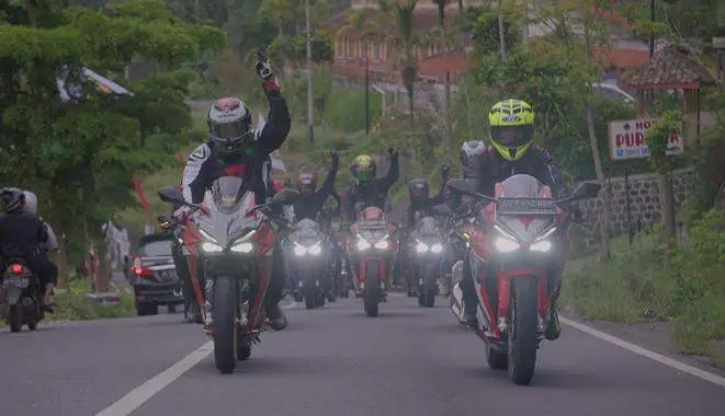TIPS— PT. Hayati Pratama Mandiri membagikan tips berkendara yang aman untuk sunmori riders. Tips ini diberikan untuk meningkatkan kesadaran dan keterampilan berkendara yang aman di kalangan masyarakat, terutama bagi para penggemar Sunmori (Sunday Morning Ride).