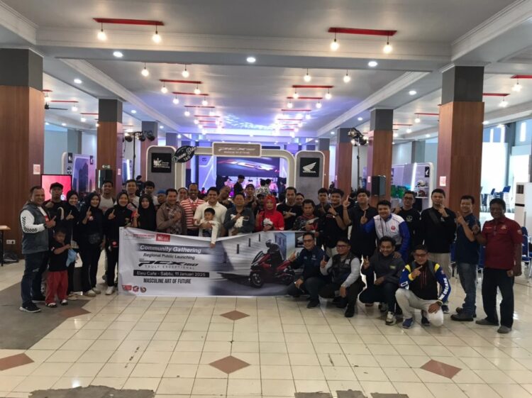 GATHERING— PT HPM selaku Main Dealer Sepeda Motor Honda Sumatera Barat memperkenalkan New Honda PCX160 kepada komunitas Honda yang tergabung dalam AHSB melalui gelaran gathering komunitas New Honda PCX160. Bertempat di Padang Youth Center kegiatan ini diikuti oleh sebanyak 60 bikers dari AHSB, Sabtu (11/1).