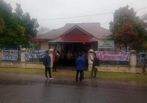 Mahasiswa Gelar Aksi di Bawah Hujan, Desak Transparansi Beasiswa Baznas Pessel 1 Untitled 9 e1737463042412