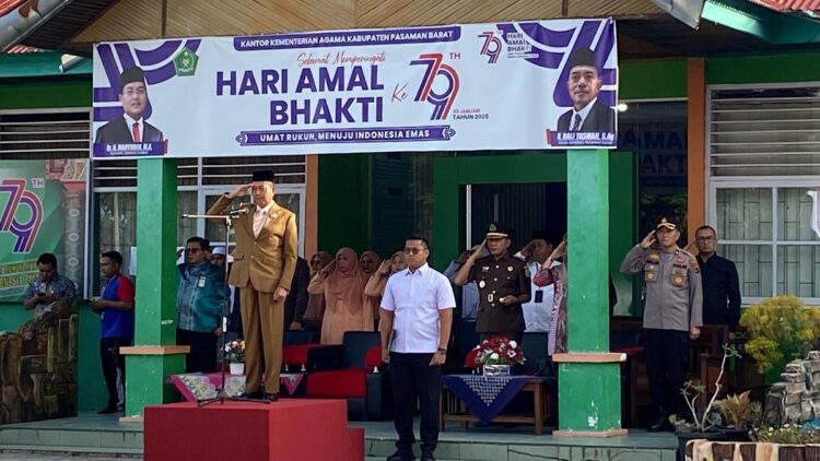 UPACARA HAB— Wakil Bupati Pasaman Barat memimpin upacara peringatan Hari Amal Bakti ke-79 di halaman Kantor Kementerian Agama Kabupaten Pasaman Barat, Jumat (3/1).