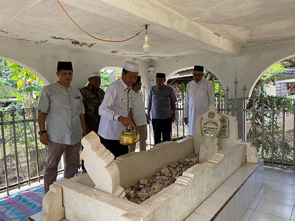 Peringatan Hari Jadi Pasbar ke-21, Wabup Risnawanto Pimpin Ziarah dan Anjangsana 1 ZIARAH—terlihat Wakil Bupati Pasaman Barat (Pasbar), Risnawanto, bersama rombongan yang tergabung dalam Tim II ziarah ke sejumlah makam mantan kepala daerah dan ulama.