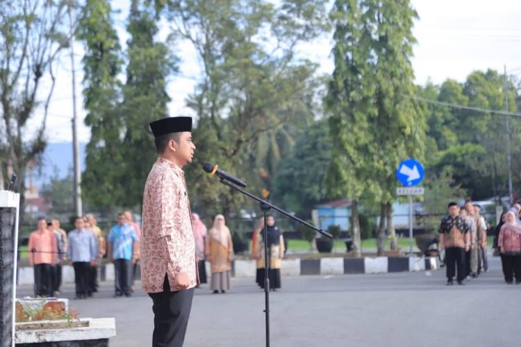 PIMPIN—Wakil Wali Kota Solok Ramadhani Kirana Putra saat pimpin  apel gabungan awal tahun 2025 
di halaman Balai Kota Solok.