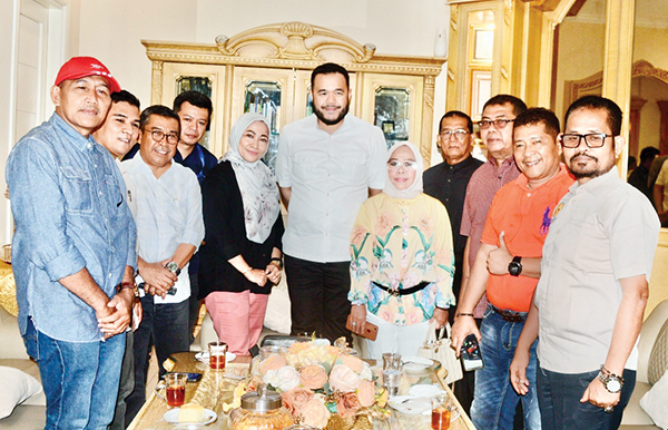 IKTD Padang Silaturahmi dengan Wako Terpilih 1 SILATURAHMI— Pengurus IKTD Kota Padang melakukan silaturahmi dengan Wali Kota Padang Terpilih, Fadly Amran, Rabu (15/1) di kediaman rumah pribadi Fadly Amran.