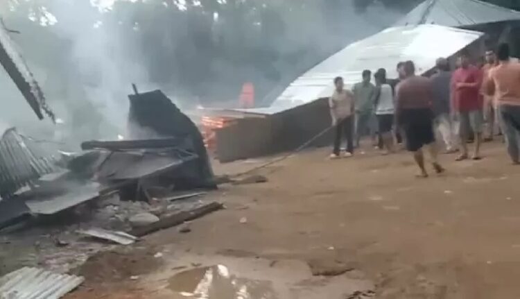 Jadi Sarang Maksiat, 3 Rumah Dibakar Massa, Jual Miras, Karaoke dan Sediakan Wanita Penghibur 1 DIBAKAR— Massa membakar rumah yang diduga menjadi tempat maksiat di Jorong Air Runding,
Nagari Koto Nan Duo, Kecamatan Koto Balingka, Pasbar.