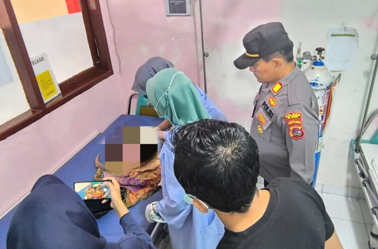 Geger!, Mayat Bayi Ditemukan Terbungkus Plastik, Sempat Diseret-seret Anjing 1 MAYAT BAYI— Petugas medis saat memeriksa mayat bayi yang ditemukan warga di Jorong Talago, Nagari VII Koto Talago, Kecamatan Guguak.