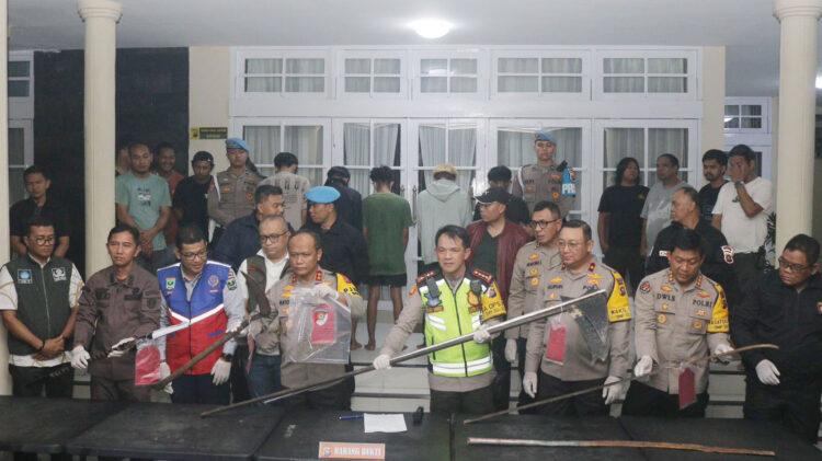 Geng Tawuran di Padang Makin Berani dan Brutal, Polisi Dibacok di Kepala, 4 Pelaku Ditangkap, Salah Satunya di Bawah Umur 1 TAWURAN— Kapolda Sumbar Irjen Pol Gatot bersama Kapolresta Padang dan jajarannya, memaparkan penangkapan empat pelaku tawuran yang membacok Polisi.