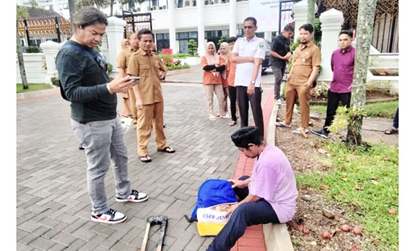 CURI LAPTOP— 
Pelaku Hendri (46) yang melakukan pencurian di Masjid Al-Azhar Kampus UNP, ditangkap Tim Klewang Polresta Padang.