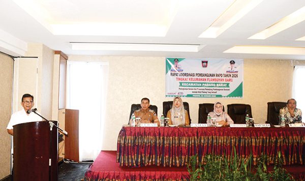 Rakorbang Kelurahan Flamboyan Baru Dihadiri 2 Anggota DPRD 1 RAKORBANG KELURAHAN— Anggota DPRD Kota Padang Yosrizal Effendi memberikan sambutan pada Rapat Koordinasi Pembangunan RKPD tahun 2026 Kelurahan Flamboyan Baru, Selasa (21/1).