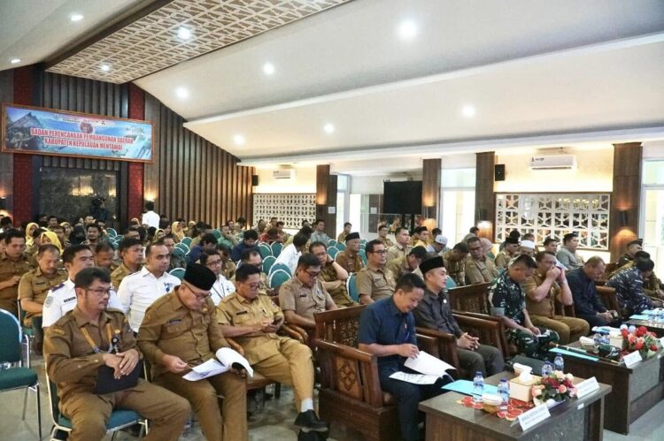 Hadiri Rapat RKPD, Fernando Jongguran: Demi Meningkatkan Kesejahteraan Masyarakat 1 RAPAT RKPDI— Penjabat (Pj.) Bupati Kepulauan Mentawai, Fernando Jongguran Simanjuntak, menghadiri rapat rancangan awal Rencana Kerja Pemerintah Daerah (RKPD) Kabupaten Kepulauan Mentawai tahun 2026 yang berlangsung di Aula Bappeda, Selasa (21/1).