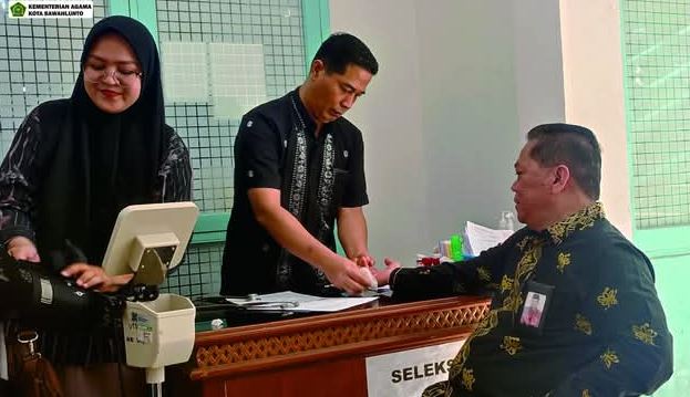 DONOR DARAH—Hari Amal Bhakti Kementerian Agama ke-79, Kantor Kementerian Agama Kota Sawahlunto melaksanakan kegiatan bakti sosial berupa donor darah pada Kamis (2/1).