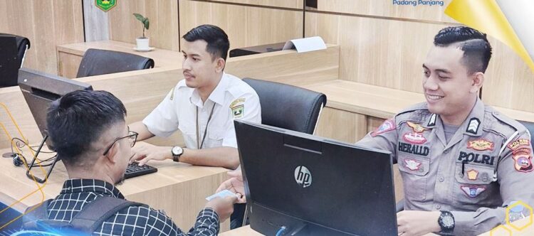 PELAYANAN PAJAK— Dua petugas Unit Pelayanan Teknis Daerah (UPTD) Samsat Padang Panjang sedang melayani wajib pajak.