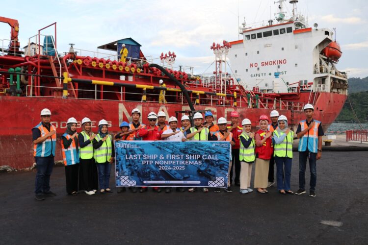 PTP Nonpetikemas Cabang Teluk Bayur Apresiasi Pelanggan Melalui Pelepasan Kapal Terakhir 2024 dan Penyambutan Kapal Pertama 2025 1 Jajaran PTP Nonpetikemas Cabang Teluk Bayur foto bersama saat acara Last Ship and First Ship Call, Pelepasan Kapal Terakhir 2024 dan Penyambutan Kapal Pertama 2025, di Pelabuhan Teluk Bayur, Padang.