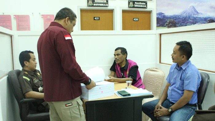 Dilimpahkan ke Jaksa Penuntut Umum, Eks Kabag Umum Pemkab Dharmasraya segera Diadili, Diduga Korupsi Dana Operasional Sekda Rp 3 Miliar 1 tersangka Ade Chandra saat diperiksa
di Kejati Sumbar. Berdasarkan penyidikan sebelumnya, diketahui bahwa dana yang dikorupsi digunakan untuk membayar utang pribadi dan bermain judi online.