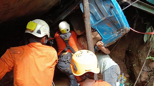 Truk Bermuatan Organ Tunggal Masuk Jurang, Kernet Melompat, Sopir 10 Jam Terjepit, Evakuasi Berlangsung Dramatis 1 MASUK JURANG— Tim SAR gabungan melakukan evakuasi tehadap sopir truk bermuatan organ tunggal yang masuk jurang di di Rimbo Malampah, Nagari Simpang Utara, Kecamatan Simpati, Kabupaten Pasaman.