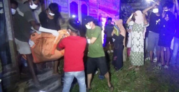 Pria Tua Ditemukan Tewas Membusuk, Televisi masih Menyala, 3 Hari Tak Keluar Rumah 1 EVAKUASI— Polisi melakukan evakuasi tehradap jenazah pria paruh baya yang ditemukan membusuk di Nagari Sikabau, Kecamatan Pulau Punjung.