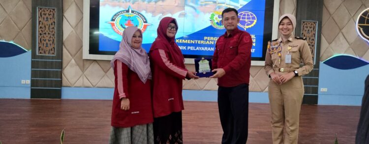 MTsN 6 Tanahdatar Lakukan Study Edukasi ke Poltekpel Padang Pariaman 1 Kepsek MTsN 6 Tanahdatar Dra. Yulimar, M. Ag memberikan cinderamata pada Direktur Poltekpel. (chandra antoni)