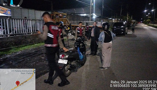Cegah Tawuran dan Balap Liar di Kota Padang, Polda Sumbar Gencarkan Patroli Malam Libur 1 PATROLI— Tim gabungan Polda Sumbar dan Polresta Padang melaksanakan patroli malam untuk mencegah aksi tawurna dan balap liar.