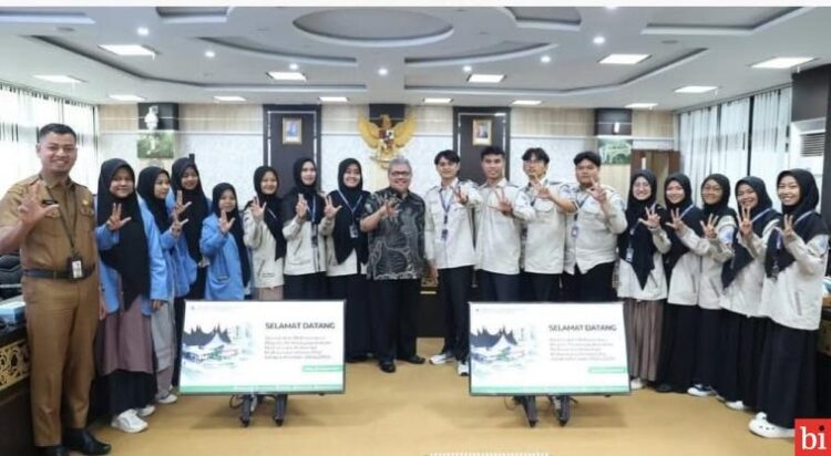 menerima kunjungan--Ketua DPRD Provinsi Sumatera Barat, Drs. H. Muhidi, M.M., menerima kunjungan belajar Majelis Permusyawaratan Mahasiswa, Keluarga Mahasiswa (MPM KM) Universitas Adzkia.