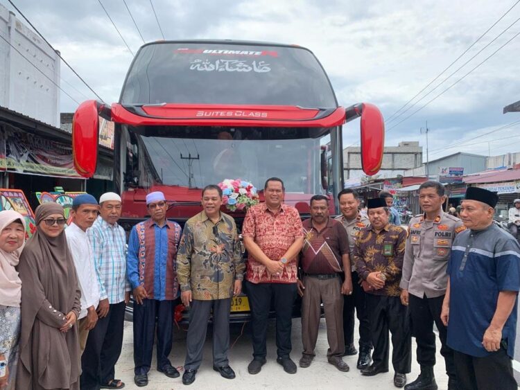 PT Al Hijrah Aulia Rahman Berikan Reward, Empat Pelanggan Berangkat Umrah Gratis 1 PELEPASAN KE TANAH SUCI— Owner PO Al Hijrah, Andri Abdurrahman bersama Wali Kota Pariaan terpilih saat melepas umrah para pelanggannya ke Tanah Suci Makkah.