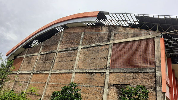 GOR Pauh Pariaman Terabaikan, Perlu Kerja Sama dengan Pihak Ketiga 1 GOR TERABAIKAN— Pembangunan fisik GOR Pauh yang terabaikan selama ini dan perlu ditindaklanjuti untuk kelanjutan pembangunannya.