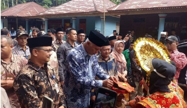 Kunjungan Pertama Tahun 2025 Gubernur Sumbar Mahyeldi, Sejarah Baru untuk Nagari Koto Dalam Barat Padang Sago 1 KUNJUNGAN GUBERNUR—Wali Nagari Koto Dalam Barat Kecamatan Padang Sago, Kabupaten Padangpariaman Indra Suhada, saat menyambut kunjungan pertama tahun 2025 Gubernur Sumatera Barat ke kampung halamannya.