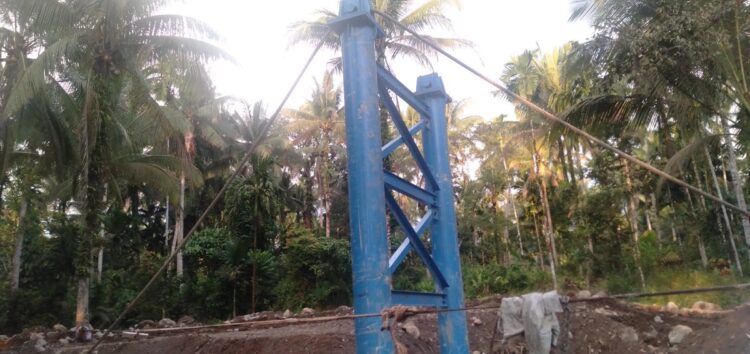 PEMBANGUNAN JEMBATAN—Jembatan Durian Sakok  di Korong Lubuak Aro Tungka, Nagari Tandikek, Kecamatan Patamuan, Kabupaten Padangpariaman yang dibangun masyarakat dengan swadaya tahun 1990 sekarang diperbaiki dengan memasang baru oleh PT HKdan hampir siap.