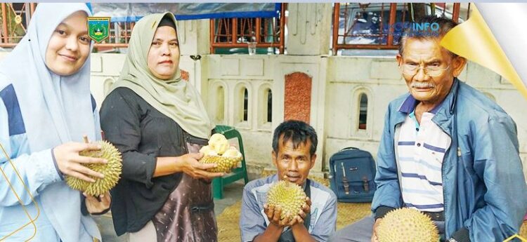 Trik Pasutri Penjual Durian, Mempertahankan Kepercayaan dan Kepuasan Pelanggan 1 LAYANI—Terlihat pasangan suami istri penjual durian saat melayani pembeli.