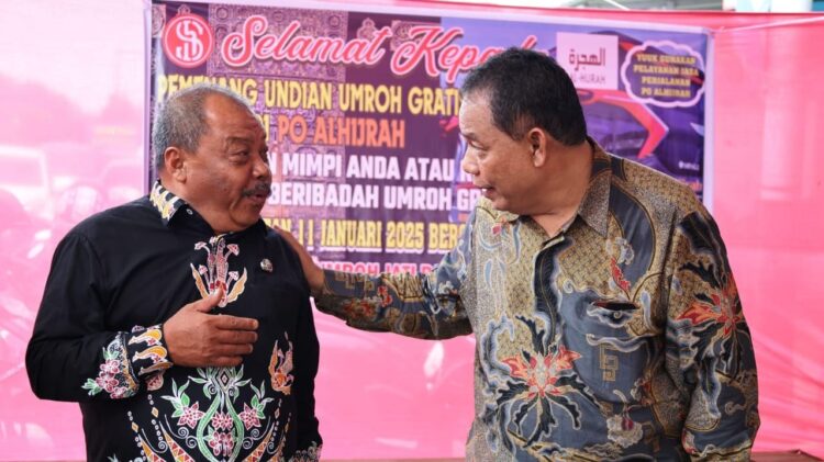Sumbang PAD, PO Al HIrah Pemilik Putra Berdarah Minang 1 BERSAMA—Owner Bus PO Al Hijrah Andri Abdurrahman bersama kadis kominfo saat bertemu.
