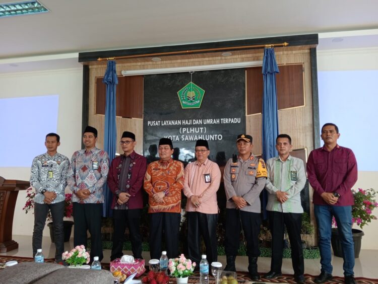 Kakanwil Kemenag Resmikan Kantor Pelayanan Urusan Haji, Dedi Wandra: Tak Semua Daerah di Sumbar yang Memiliki 1 RESMIKAN—Kepala Kantor Wilayah (Kakanwil) Kemenag Sumatera Barat DR.Mahyudin ,MA saat meresmikan secara langsung Kantor Pelayanan Urusan Haji Terpadu Kota Sawahlunto yang berpusat di Kawasan Simpang Napar Desa Salak,
Kecamatan Talawi, Kota Sawahlunto, Kamis (16/1).