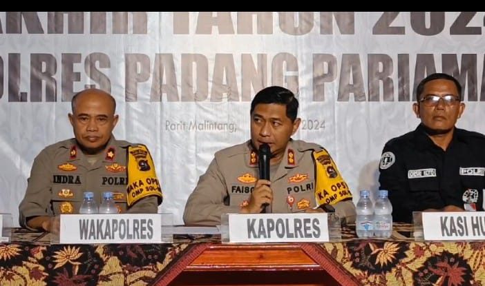 AKBP Ahmad Faisol Amir Tindak Tegas Pelaku Balapan Liar dan Tidak Tertib Lalulintas 1 TINDAK PELAKU BALAP LIAR, TAWURAN— Kapolres Padangpariaman AKBP Ahmad Faisol Amir didampingi Wakapolres Kompol Indra memberikan keterangan terkaitnya maraknya aksi tidak tertib lalulintas, balap liar dan tawuran di wilayah hukum Padangpariaman.