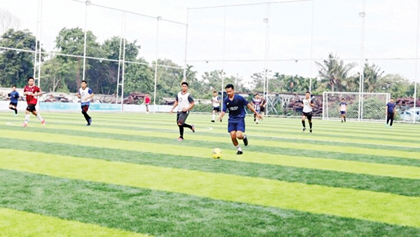 Mini Soccer Kerja Sama Operasi KAI Divre II Sumbar dengan Relone Arena Diresmikan 1 LAPANGAN MINI SOCCER— Kepala Dinas Pemuda dan Olahraga Sumatera Barat, Maifrizon, meresmikan Lapangan mini soccer hasil kerja sama operasi PT Kereta Api Indonesia (Persero) Divisi Regional II Sumatera Barat dengan Relone Arena, Jumat (17/1) sore.