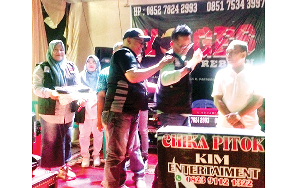 Lurah Pisang Kukuhkan Ketua LPM Terpilih 2024-2025, Butuh Kebersamaan Demi Bangun Nagari Pisang 1 PENGUKUHAN KETUA LPM— Lurah Pisang Adek Deswarman, memakaikan rompi kepada Ketua LPM Pisang Alimar Mujar, saat acara pengukuhan dan pelantikan, Jumat (3/1) malam.