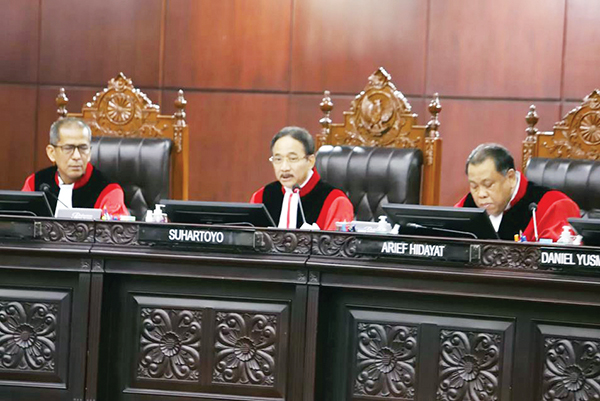 SIDANG— Ketua MK Suhartoyo (tengah) didampingi Hakim Konstitusi lainnya saat memimpin jalannya sidang di Gedung MK, Jakarta, Kamis (2/1).