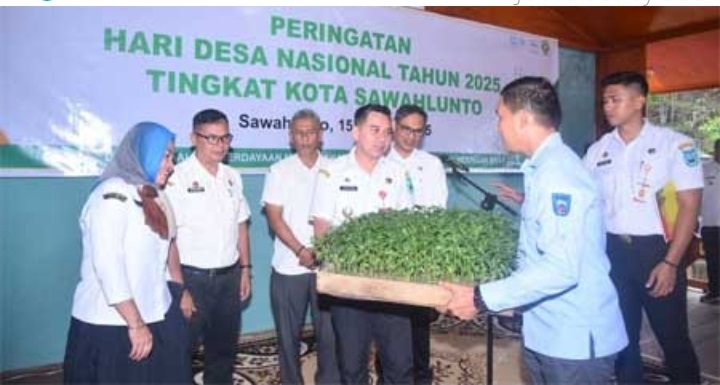 Peringati Hari Desa Nasional 2025, Momen Penyerahan Bantuan Bibit Sayuran 1 SERAHKAN—Penjabat (Pj) Wali Kota Sawahlunto Fauzan Hasan,serahkan bibit sayur untuk ditanam di kantor desa maisng masing.