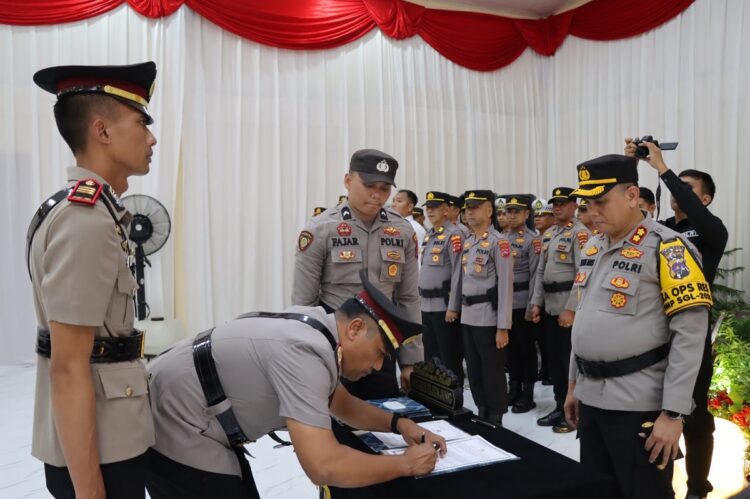 Mutasi di Polres Sijunjung, Jabatan Kabag, Kasat Hingga Kapolsek Diisi Wajah Baru 1 SAKSIKAN—Kapolres Sijunjung AKBP Andre Anas saksikan penandatangani prosesi sertijab kemarin di Mapolres.