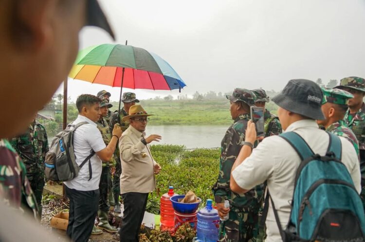 Lantamal II Padang, Satgas dan Masyarakat Bersihkan Talago Koto Baru dari Enceng Gondok, Bupati Eka Putra : Ini Potensi Wisata Air Tanah Datar 1 BERSIHKAN TALAGO
KOTO BARU—
Bupati Tanah Datar Eka Putra berdialog dengan petugas saat akan membersihkan Talago Koto Baru.