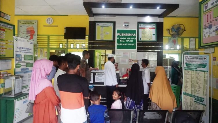 Dinas Kesehatan Pasaman Barat, Pastikan Masyarakat Tetap Mendapatkan Pelayanan Kesehatan 1 PELAYANAN KESEHATAN— Tenaga medis di Puskesmas Kinali terus mengupayakan memberikan pelayanan kesehatan yang prima untuk masyarakat.