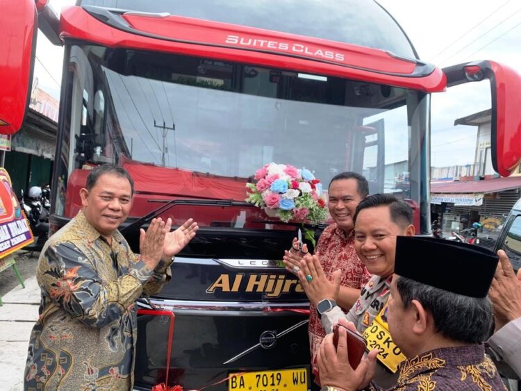 PO Al Hijrah Berangkatkan Empat Pelanggan Umrah, Pemilik Putra Minang Bermarkas di Jepara 1 LAUNCHING—Pemilik PO Al Hijrah Andri Abdurrahman saat launching bus di Pariaman sekaligus memberangkatkan pelanggan umrah ke tanah suci.